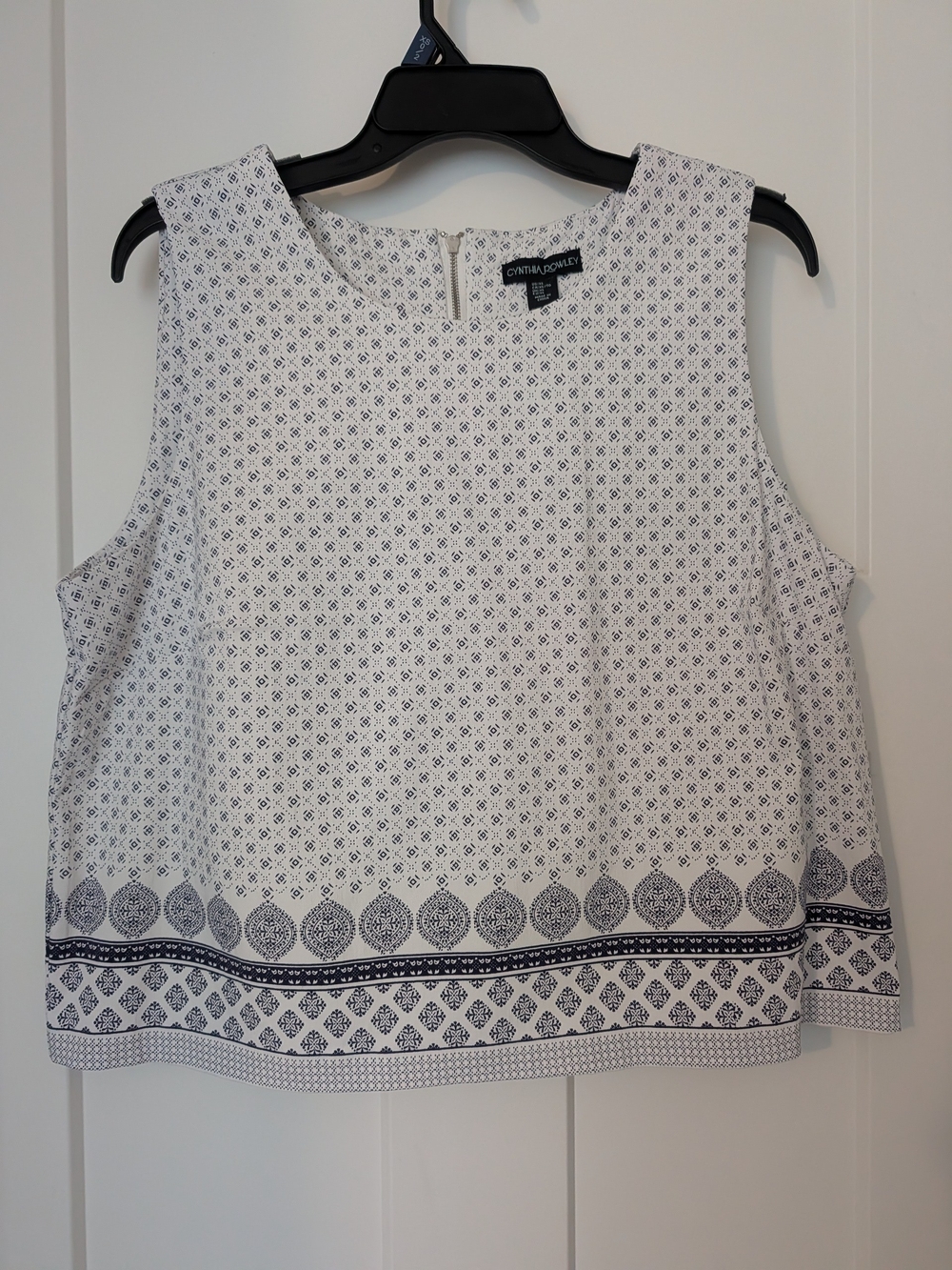 🥰🥰Cynthia Rowley White Blouse with Navy Geometric Motif Size XL
